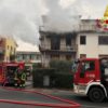 Persona ustionata da incendio in appartamento. Due anziani rifugiati in terrazza