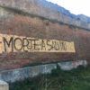Scritta Morte a Salvini sul muro vicino a una chiesa. Indaga la Digos