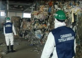 Traffico di rifiuti illeciti a Prato e Pistoia: 10 indagati. Secondo l'accusa avrebbero sfruttato anche l'emergenza alluvione