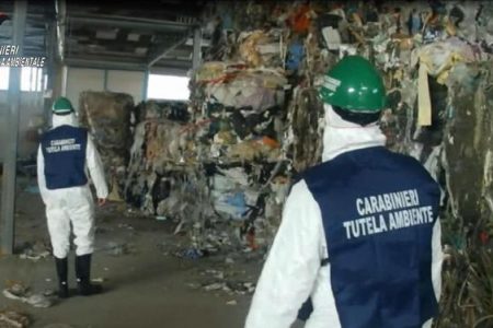 Traffico di rifiuti illeciti a Prato e Pistoia: 10 indagati. Secondo l'accusa avrebbero sfruttato anche l'emergenza alluvione