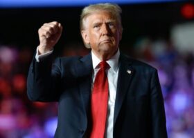 Economia Usa in picchiata nei primi 100 giorni di Trump. Che dà la colpa a Biden