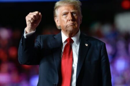 Economia Usa in picchiata nei primi 100 giorni di Trump. Che dà la colpa a Biden