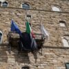 Morte Papa Francesco, Firenze: Palazzo Vecchio espone il drappo nero. Sindaca con Gambelli, Elzir e Piperno