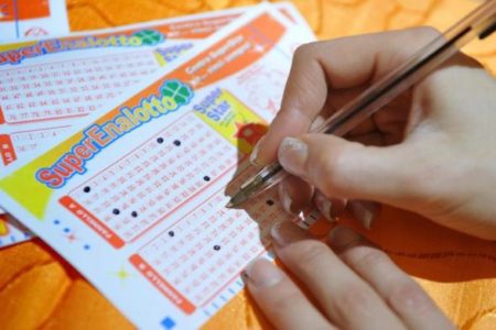 Superenalotto: nessun 6 né 5+1, centrato un cinque da quasi 215mila euro. Prossimo jackpot 221 milioni e 500mila