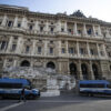 Parcheggiare male bloccando l'auto dei vicini è reato. La stabilisce la Cassazione