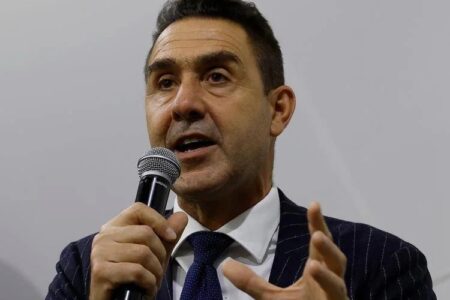 Forum di Cernobbio: scintille Monti-Vannacci. Il Professore: "Combatto la sua retorica fascista". La replica: "Ridicolo. Come le inchieste"