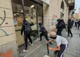 Milano, nuova guerriglia in zona Duomo: vetrine sfondate, pietre contro polizia. Fermati 160 giovani, molti minorenni