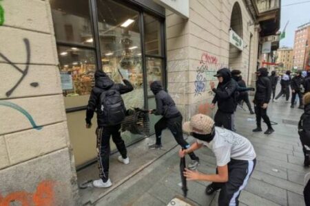 Milano, nuova guerriglia in zona Duomo: vetrine sfondate, pietre contro polizia. Fermati 160 giovani, molti minorenni