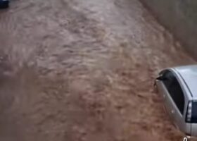 Nubifragio all'Isola d'Elba: strade come fiumi, auto intrappolate. Codice giallo prorogato a domani